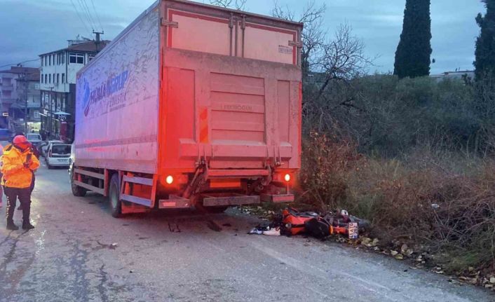 Park halindeki kamyona çarpan motosikletli ağır yaralandı