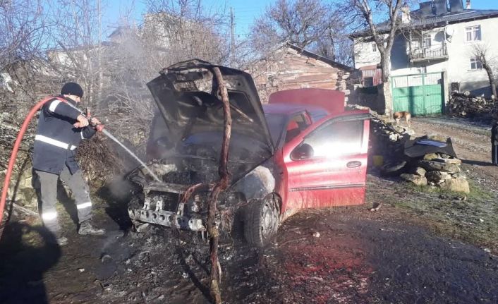 Park halindeki otomobilde çıkan yangın söndürüldü