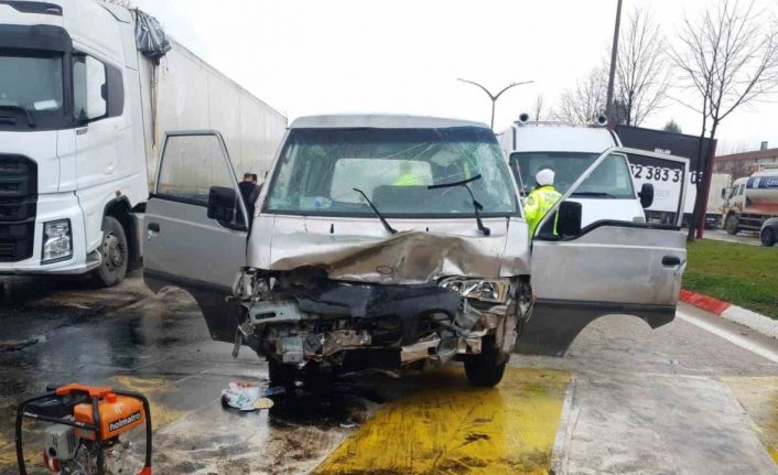 Park halindeki tıra çarpan minibüsteki 3 kişi yaralandı