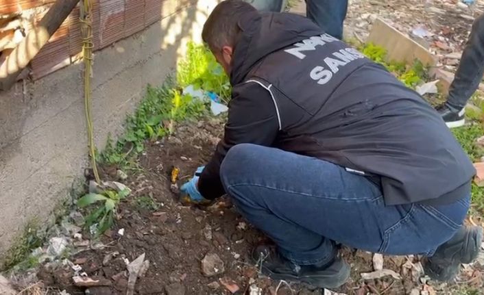 Polis, evin bahçesinde toprağa gömülü uyuşturucu ele geçirdi