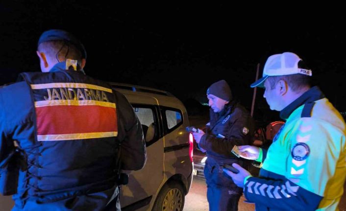 Polis ve jandarma denetimlerini günün ilk ışıklarına kadar sürdürdü