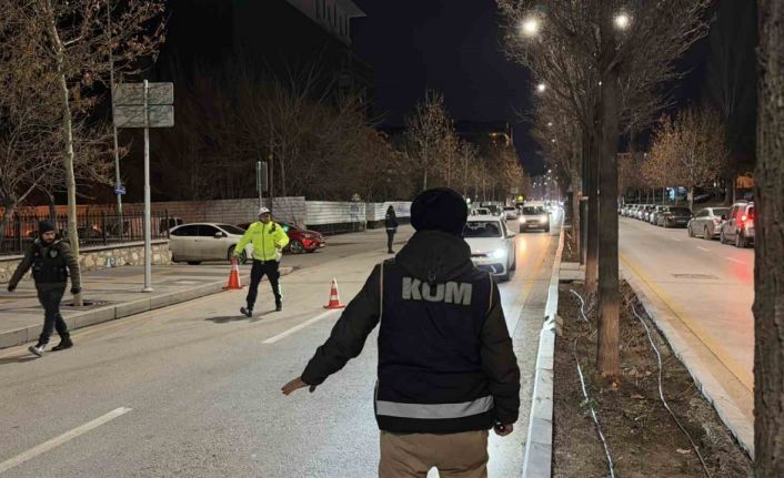 Polis yol uygulamasında kaçak alkol ve uyuşturucu ele geçirdi