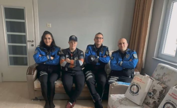 Polisler down sendromlu genci sevindirdi
