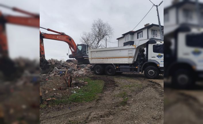 Pursaklar Belediyesi metruk yapıları yıkıyor