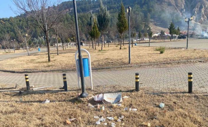 Rast gele atılan çöpler tepkilere neden oluyor