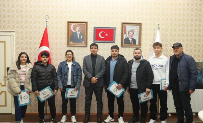Rektör Alma masa tenisinde şampiyon olan öğrencileri tebrik etti