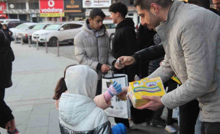 Sabah erkenden sokağa çıkan çocuklar "Şivlilik" diyerek hediyeleri topladı