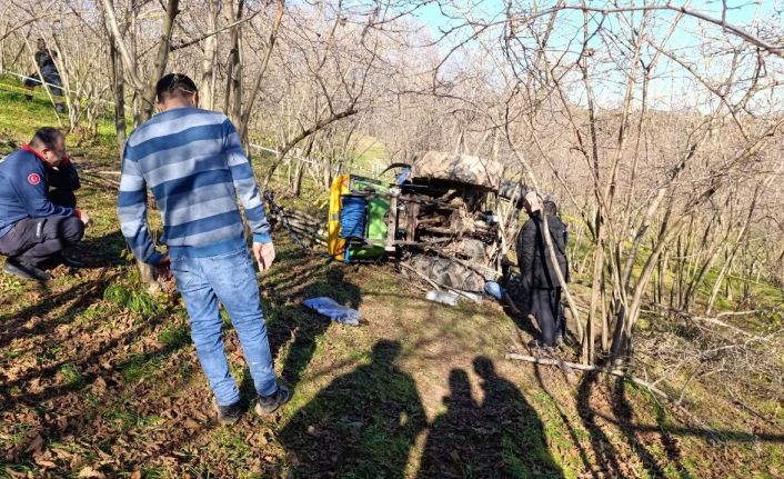 Sakarya’da devrilen traktörün altında kalan sürücü hayatını kaybetti