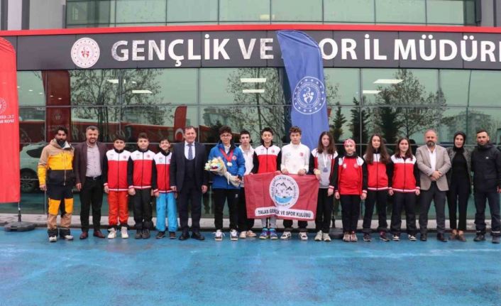 Şampiyon sporcuya coşkulu karşılama