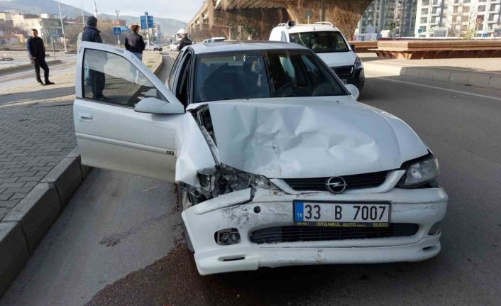 Samsun’da otomobil hafif ticari araçla çarpıştı: 1 yaralı