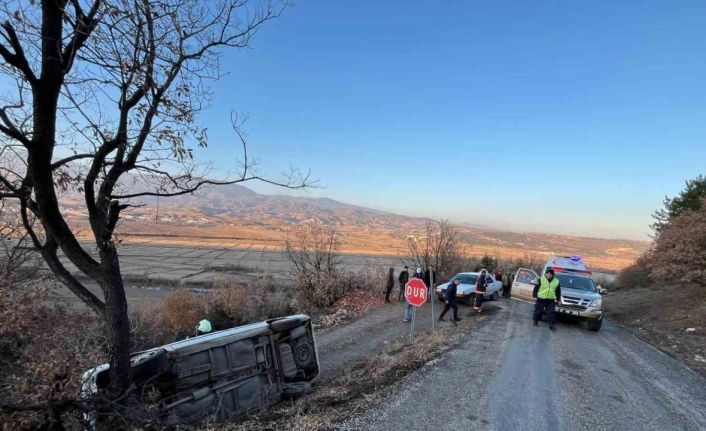 Şarampole devrilen otomobildeki 2 kişi yaralandı