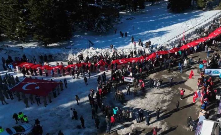 Sarıkamış şehitleri için Kulakkaya Yaylası’nda Türk bayrağı ile yürüdüler