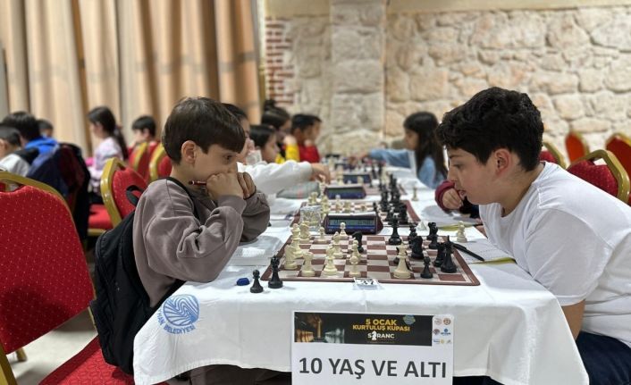 Satranç turnuvasında açılış hamlesini Başkan Tekin yaptı