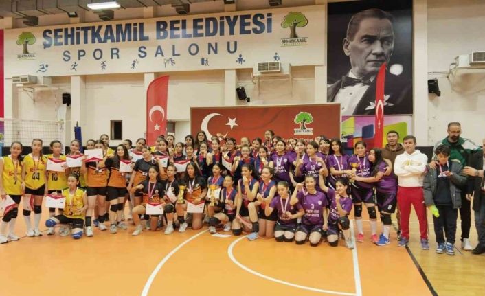 Şehitkamil’de yıldız kızlar voleybol turnuvası sona erdi