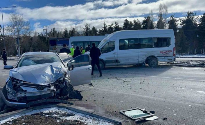 Servis aracı ile otomobil çarpıştı: 6 yaralı