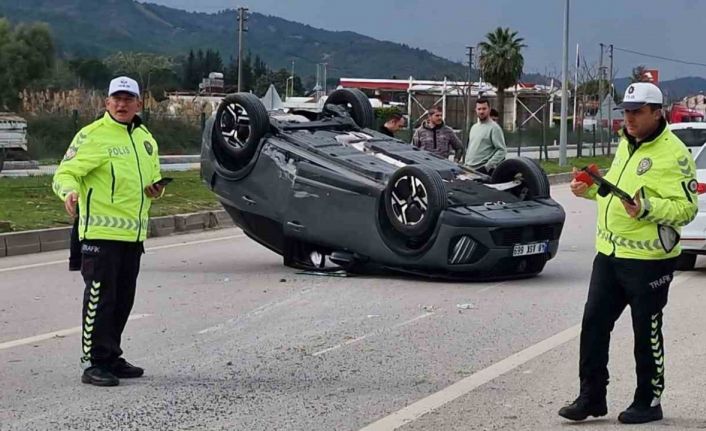 Seydikemer’deki kazada iki araç takla attı