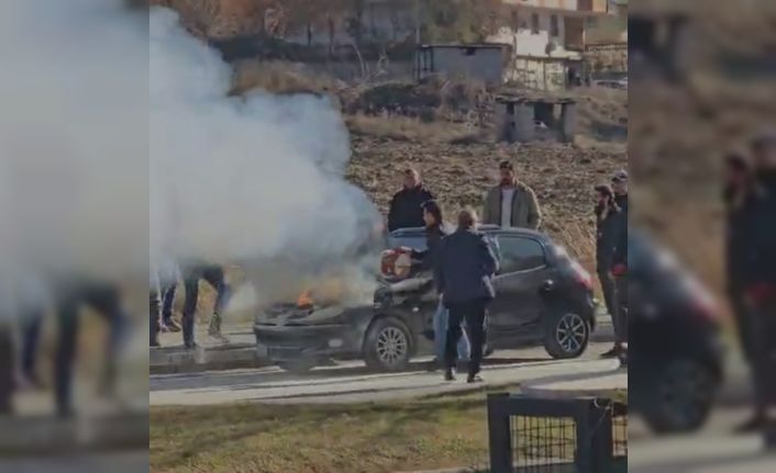 Seyir halinde alev alan otomobili vatandaşlar söndürdü