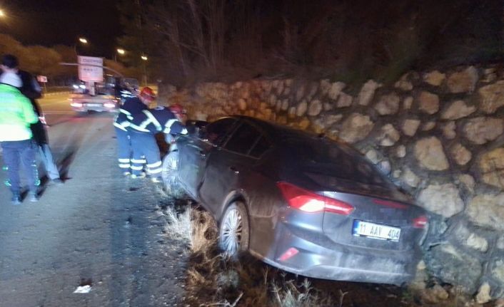 Seyir halinde kontrolden çıkan otomobil istinat duvarına çarparken, sürücüsü yaralandı