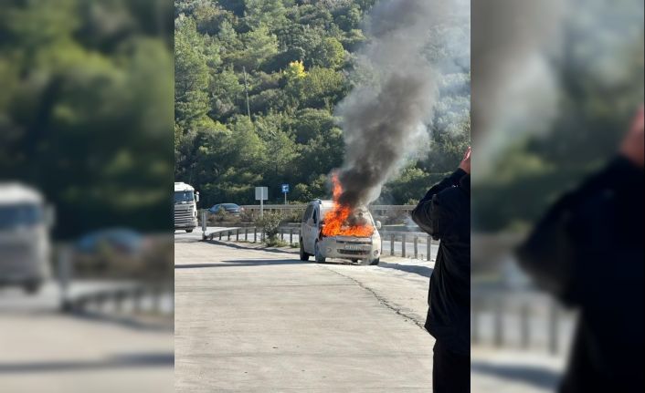 Seyir halindeki araç alev topuna döndü