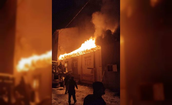 Sivas’ta gece çıkan yangında iki katlı ev kullanılamaz hale geldi