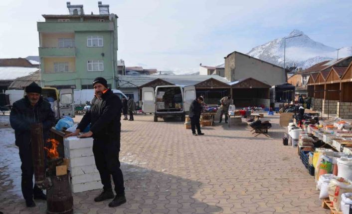 Soğuk hava pazar esnafını vurdu