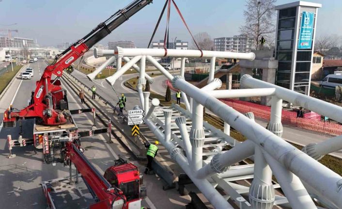 Solaklar Kavşağı’nda 120 tonluk dev montaj