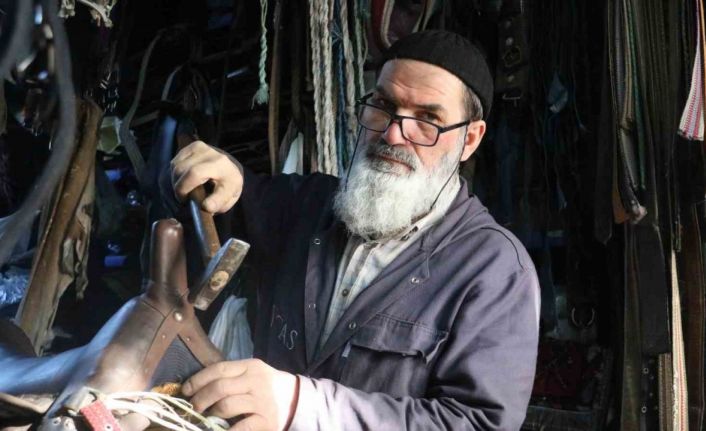 Son saraç ustası, artık dizi setleri için üretim yapıyor