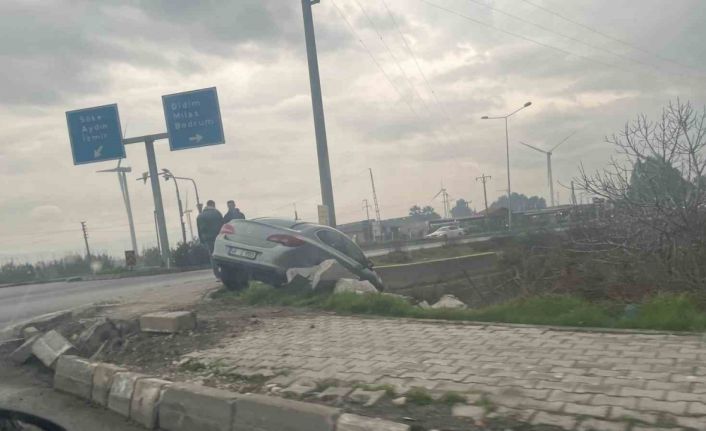 Sürücüsünün direksiyon hakimiyetini kaybettiği otomobil yoldan çıktı: O anlar kamerada