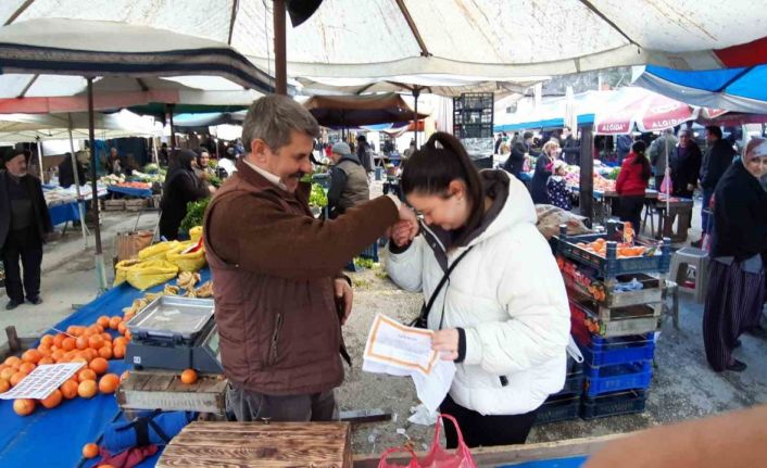 "Takdir getirene vitamin hediye" dedi, öğrencilere meyve dağıttı