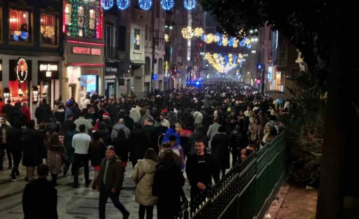 Taksim Meydan’ında yılbaşı yoğunluğu havadan görüntülendi