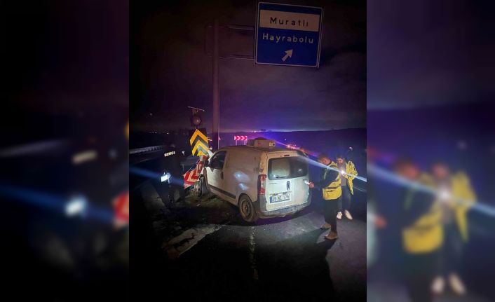 Tekirdağ’da araç bariyerlere çarptı: 2 yaralı