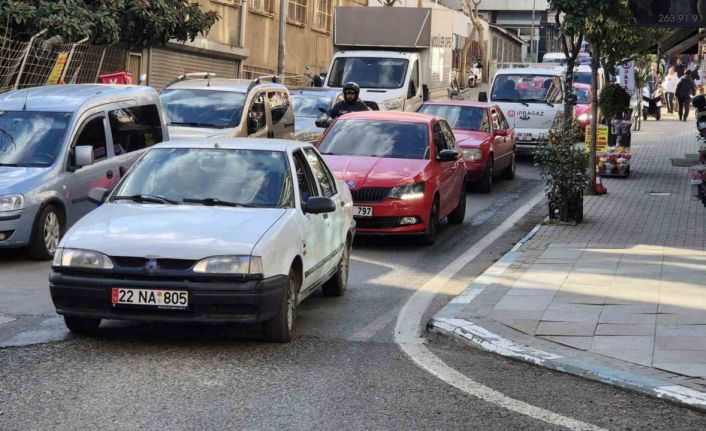 Tekirdağ’da dar sokaklarda trafik çilesi