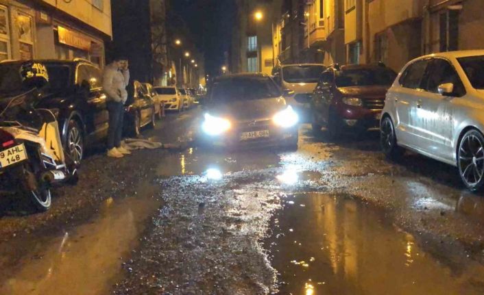 Tekirdağ’da yol çöktü, otomobil çukura saplandı