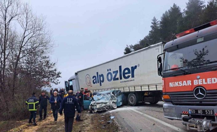 Tıra çarpan Opel marka otomobil 2 kişiye mezar oldu