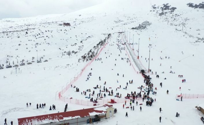 Tokat’ta çığ riski bulunmayan kayak tesisi turizmcilere anlatıldı