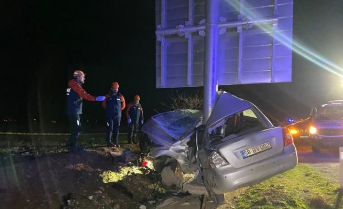 Trafik levhasına çarpan otomobil ikiye katlandı... Feci kaza kamerada