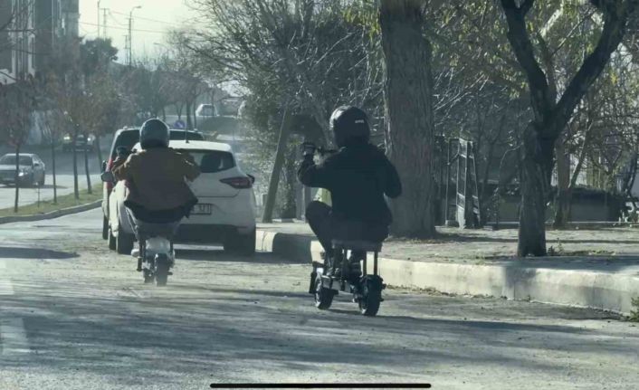 Trafikte ilginç anlar: Taburenin üzerine oturarak elektrikli scooter kullandılar