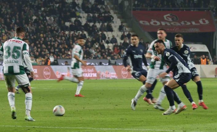 Trendyol Süper Lig: Konyaspor: 2 - Fenerbahçe: 2 (İlk yarı)