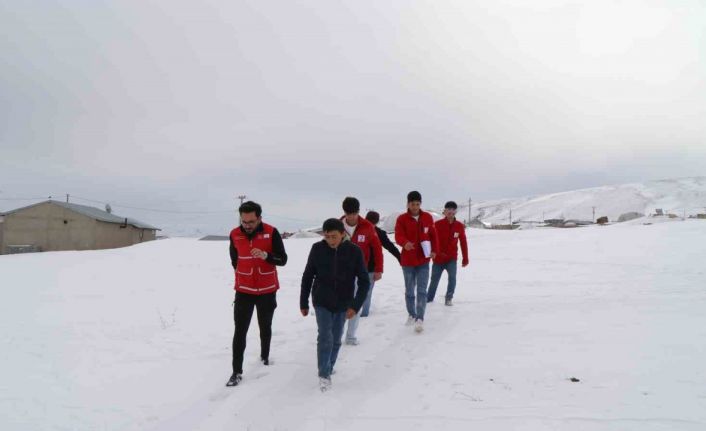 Türk Kızılayı’nın yardımlarıyla ısınıyorlar