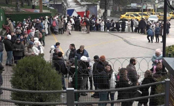 Uludağ’a çıkmak isteyenler metrelerce kuyruk oluşturdu