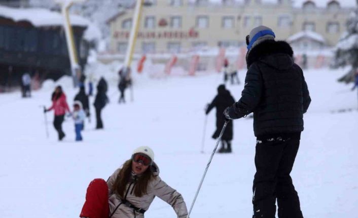 Uludağ’da kayak yaparken düşen kayakçılar kameralara yakalandı