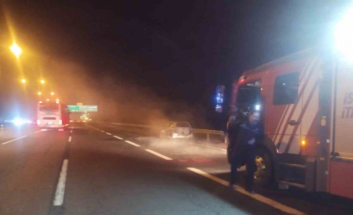 Ümraniye’de seyir halindeyken yanan otomobil kullanılamaz hale geldi