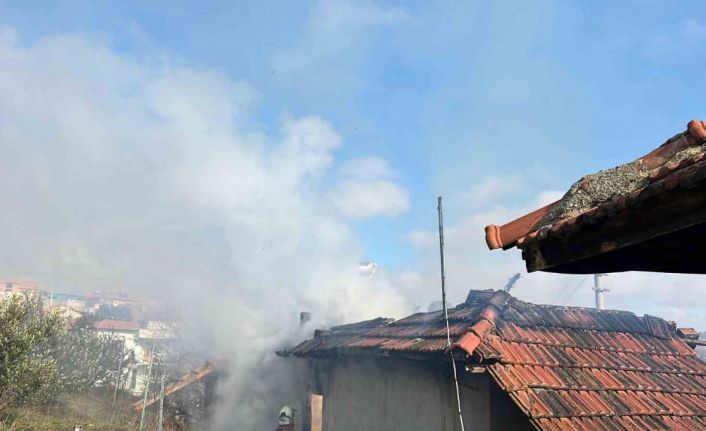 Uşak’ta müstakil bir ev yanarak küle döndü