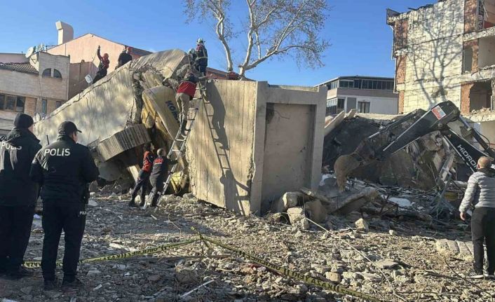 Uşak’ta yıkım esnasında iş makinesi operatörü enkaz altında kaldı