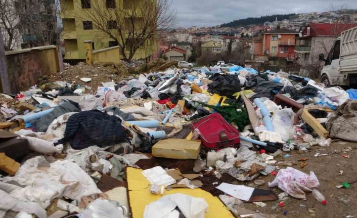 Üsküdar’da çöp ve moloz yığını krizi: Mahalleli isyan etti