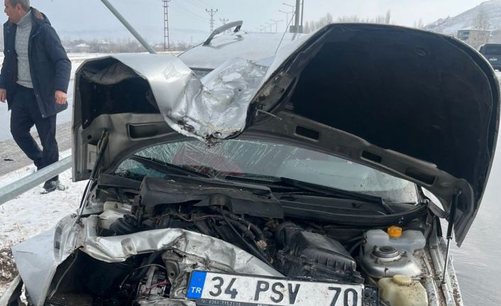 Van’da aydınlatma direğine çarpan otomobildeki 4 kişi yaralandı