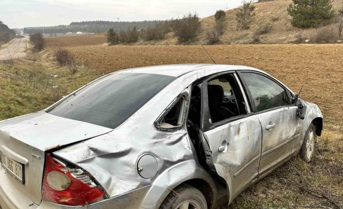 Virajı alamayan otomobil tarlaya uçtu: 3 yaralı