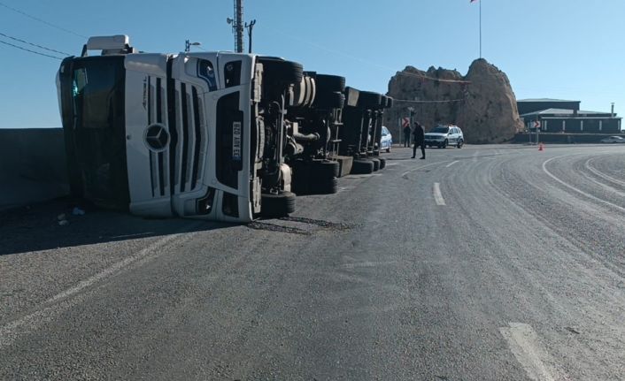 Virajı alamayan tır devrildi: 3 yaralı