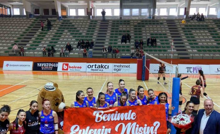 Voleybol maçında sürpriz evlenme teklifi