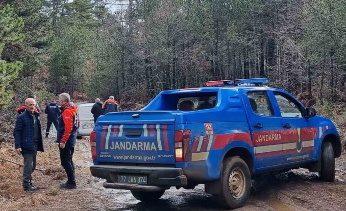 Yalova’da ormanda araçları çamura saplanan 2 kişi kurtarıldı